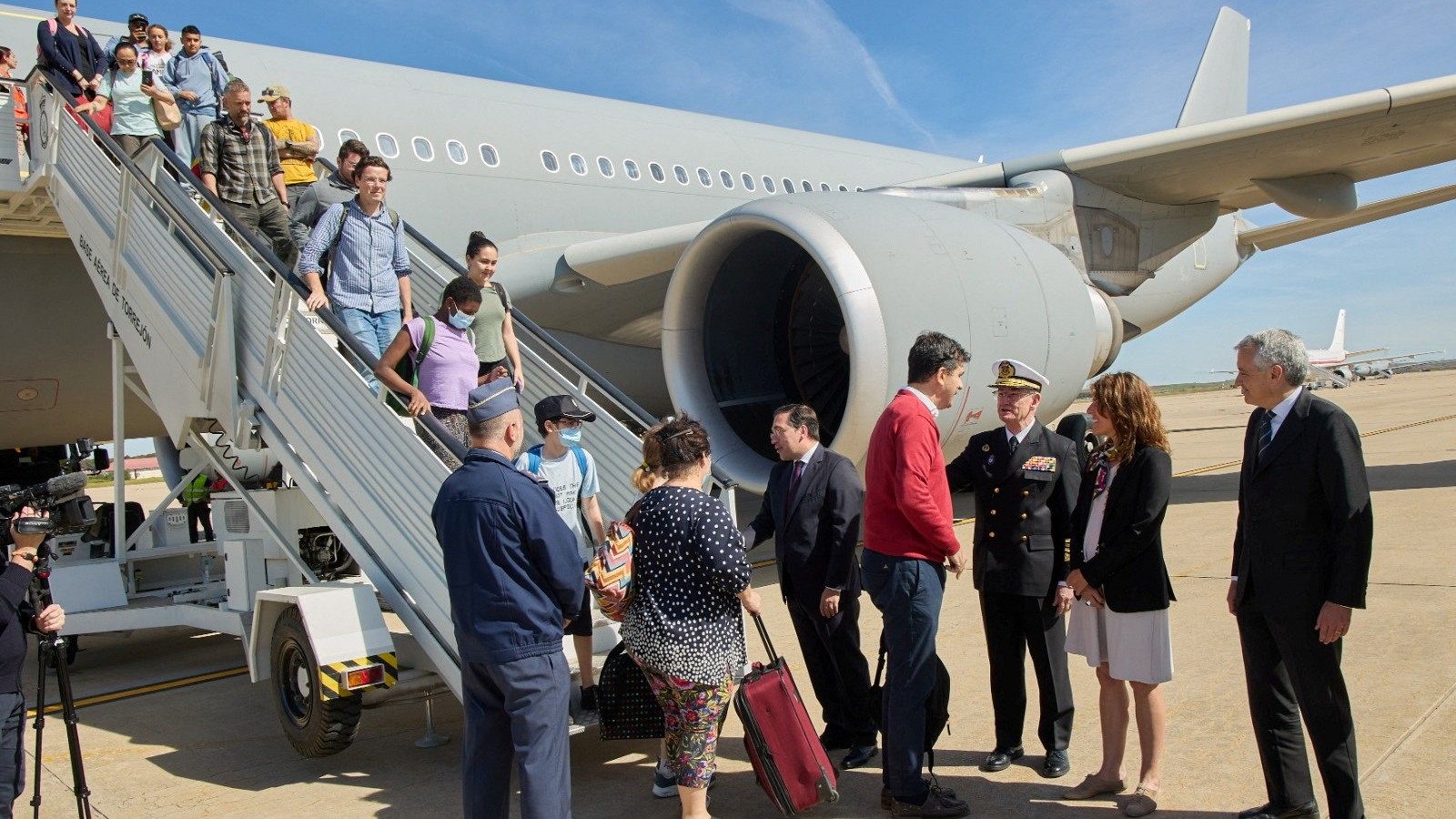 Llega el avión con 104 personas evacuadas desde Sudán