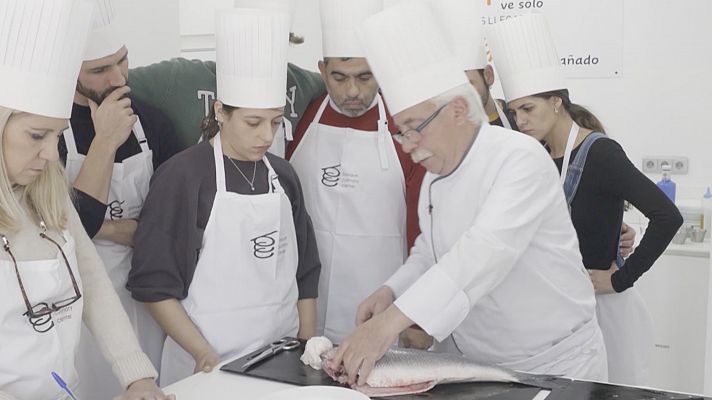 Los aspirantes aprenden a limpiar y trocear carne y pescado