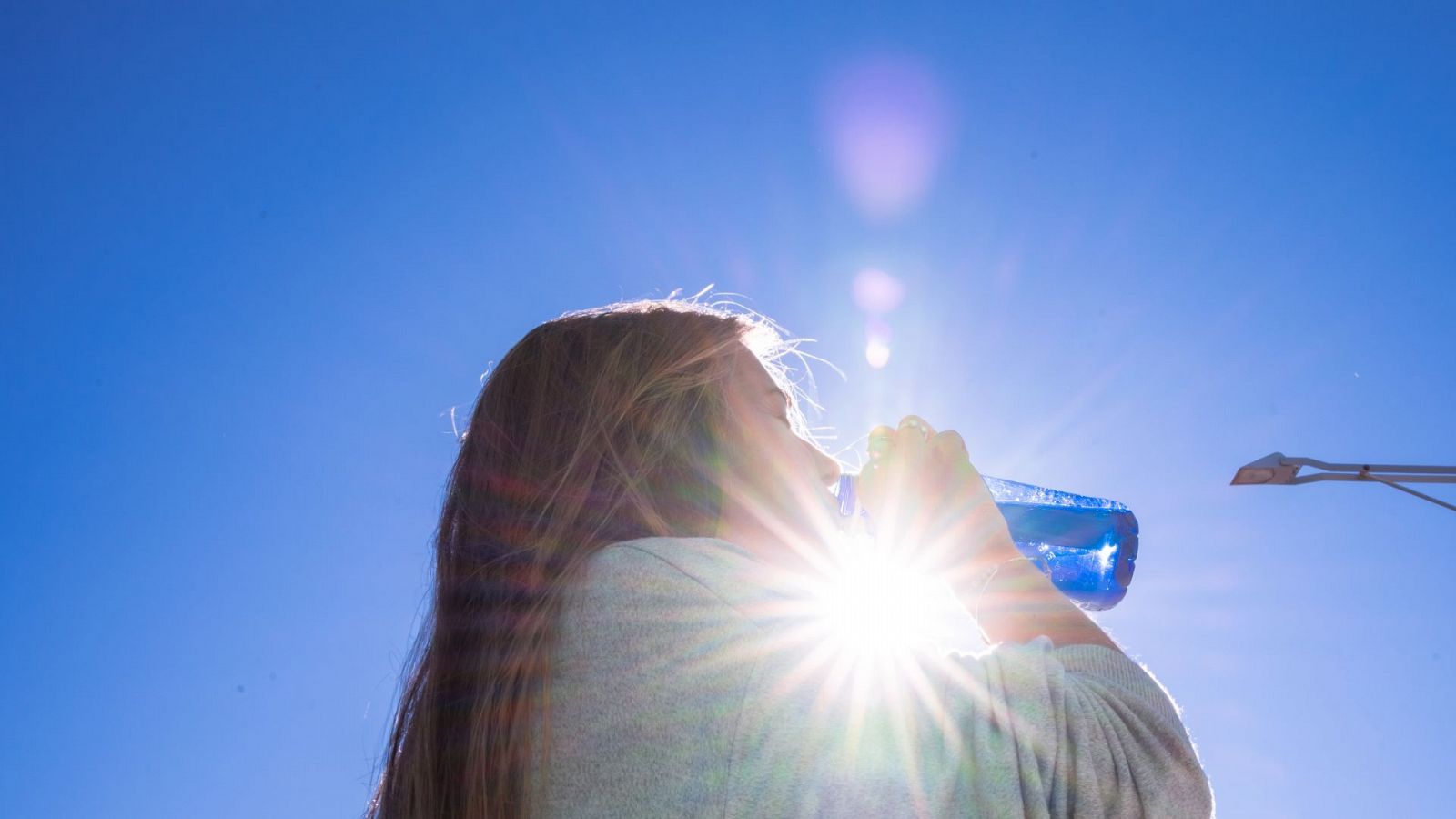 Las altas temperaturas llegan con fuerza y aumenta el peligro de sufrir golpes de calor - Ver ahora