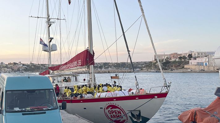 La tarde en 24h - Esther Camps, jefa de operaciones de uno de los barcos de Open Arms: "Solo escuchamos por radio un aviso tras otro"