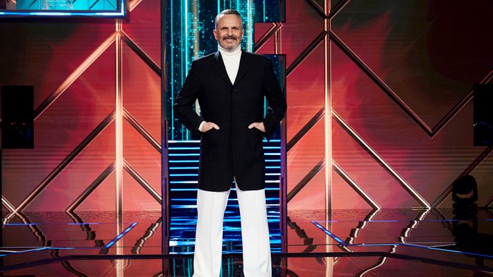 Miguel Bosé saluda a sus fans de toda la vida