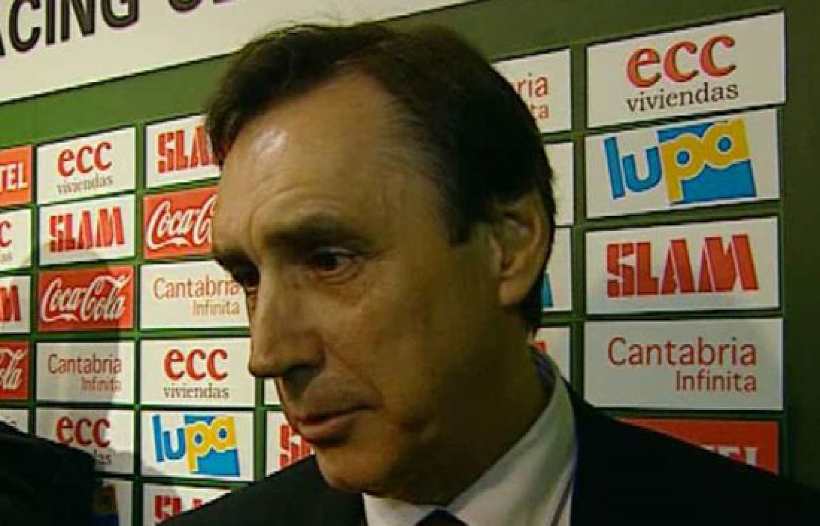 El técnico del Racing de Santander, Miguel Ángel Portugal y el presidente del club, Pernía, han mostrado su descontento por el arbitraje del partido.