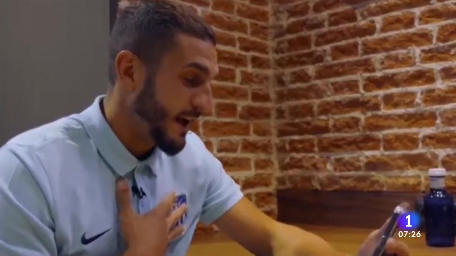 El detalle del Atleti con Konrad, el polaco al que quitaron su bandera del Camp Nou | Ver