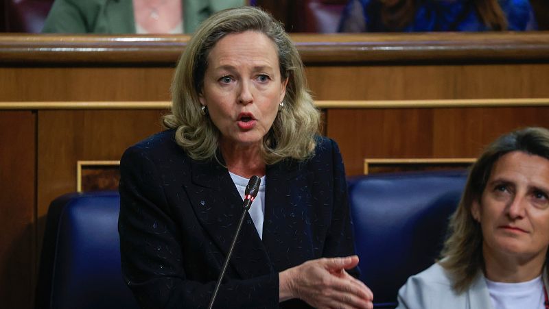 El PP dice que el Gobierno ¿no funciona¿ y Calviño responde: "Estamos tratando de recuperarnos de esa década perdida por los recortes del PP"