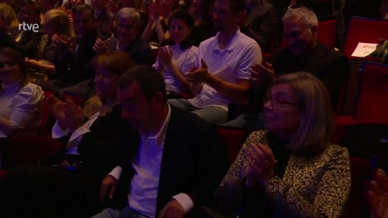 Premis Sant Jordi de Cinematografia 2023 - Jos Luis Garci rep el guard d'honor dels Premis RNE Sant Jordi - Veure ara