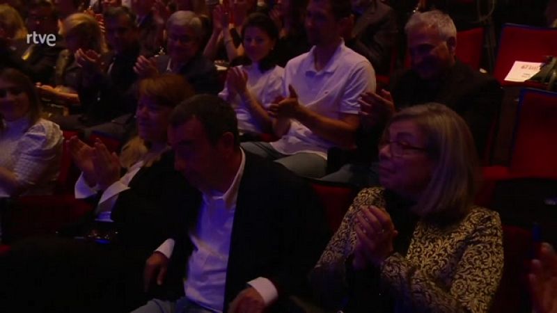 Premis Sant Jordi de Cinematografia 2023 - Jos Luis Garci rep el guard d'honor dels Premis RNE Sant Jordi - Veure ara