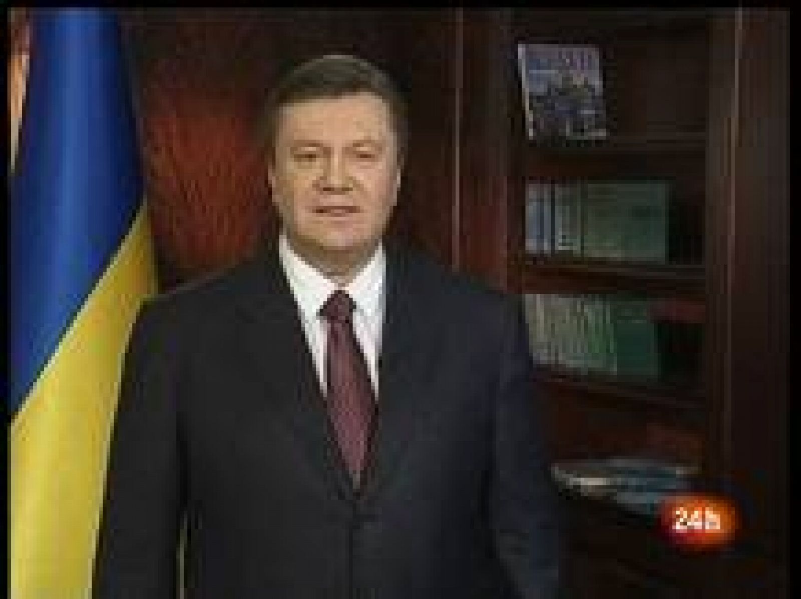 El líder opositor ucraniano, Víctor Yanukóvich, ve reducida su ventaja sobre la primera ministra, Yulia Timoshenko, según avanza el escrutinio de los comicios presidenciales del domingo, informó la Comisión Electoral Central (CEC).. Yanukóvich logra el 48,48% de los votos, un 2,62% más que Timoshenko, que obtiene un 45,86%, tras el escrutinio del 85,02% de las papeletas emitidas.