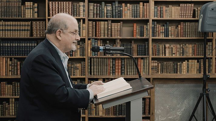 Salman Rushdie, con la muerte en los talones