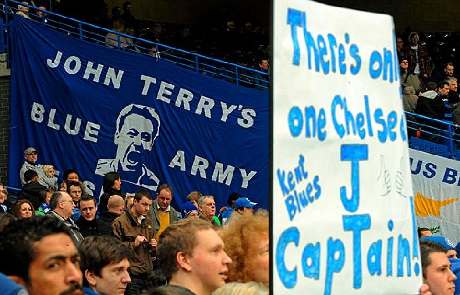 El campo del Chelsea, el Stamford Bridge, quiso arropara a su capitán Terry después de la polémica por sus 'affaires' extradeportivos. Su equipo vencio al Arsenal 2 a 0 con Drogba como ejecutor de los goles. Los 'gunners' se descuelgan de la lucha po