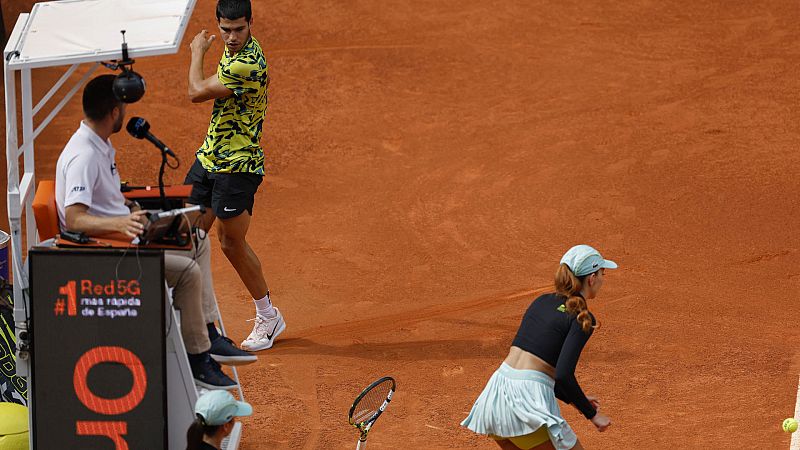 Carlos Alcaraz, "arrepentido" de tirar la raqueta en un partido del Mutua Madrid Open -- Ver ahora