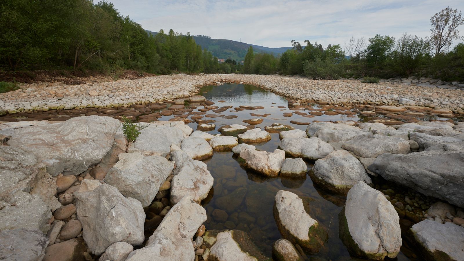 Cantabria prohíbe la pesca en varios ríos por la sequía