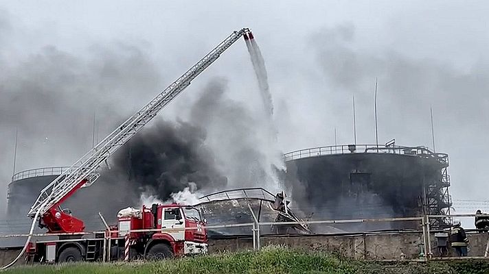 Telediario Fin de Semana - Un ataque con un dron provoca un incendio en un depósito de combustible de Sebastopol