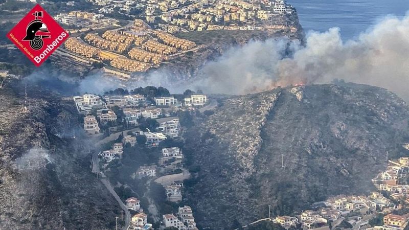 Estabilizado el incendio de Teulada tras quemar 18 hectáreas y obligar a desalojar a 120 vecinos   