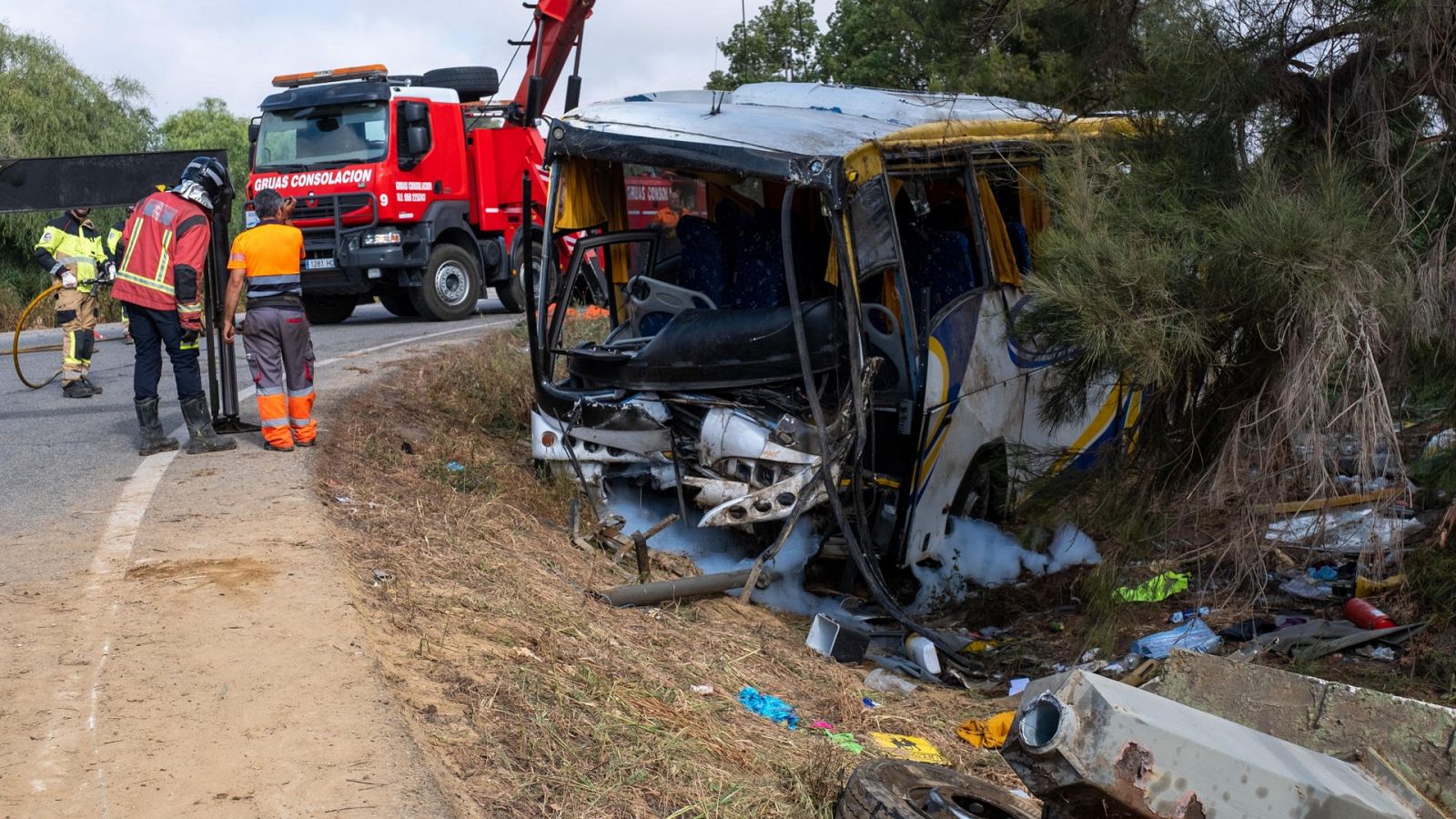 Muere una mujer y 25 resultan heridas al volcar un autobús que trasladaba a temporeras en Almonte (Huelva)