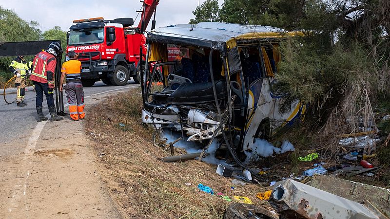 Muere una mujer y 25 resultan heridas al volcar un autobús que trasladaba a temporeras en Almonte (Huelva)