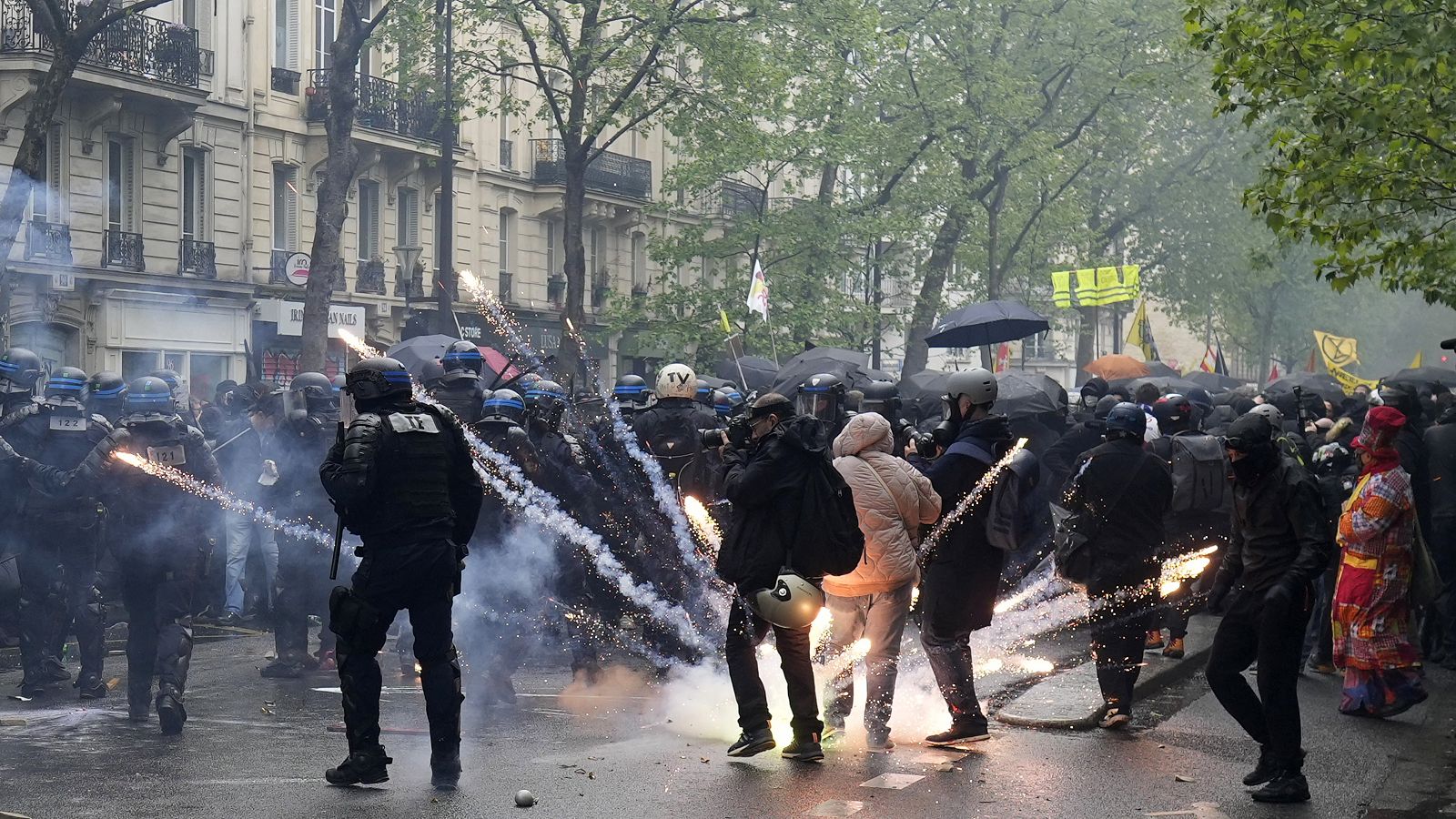 Miles de franceses convierten la manifestación del Primero de Mayo en una marcha contra Macron por las pensiones