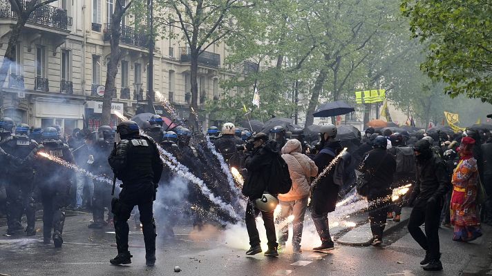 Cientos de miles de franceses marchan contra la reforma de las pensiones de Macron el Primero de Mayo