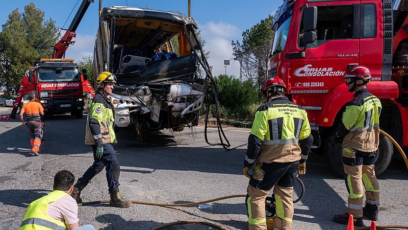 Muere una mujer tras volcar un autobús de temporeras en Almonte, Huelva