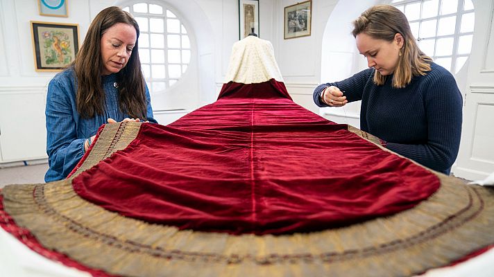 Bordada en oro y confeccionada hace 100 años: así es la 'super túnica' de Carlos III