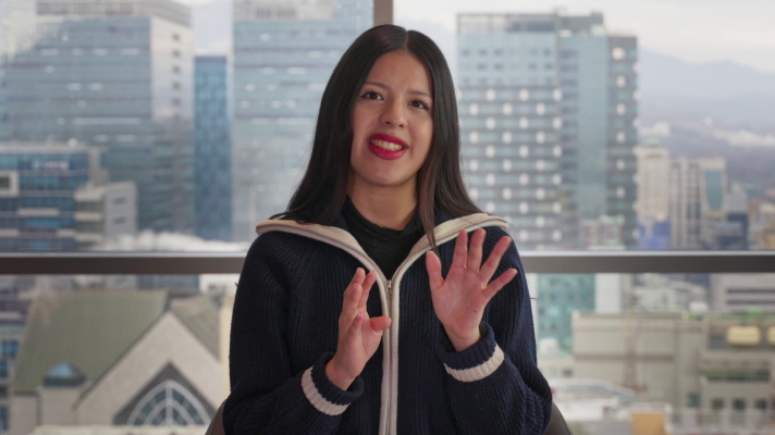 Españoles en conflictos - Vicky, estudiante y modelo en el país de la cosmética