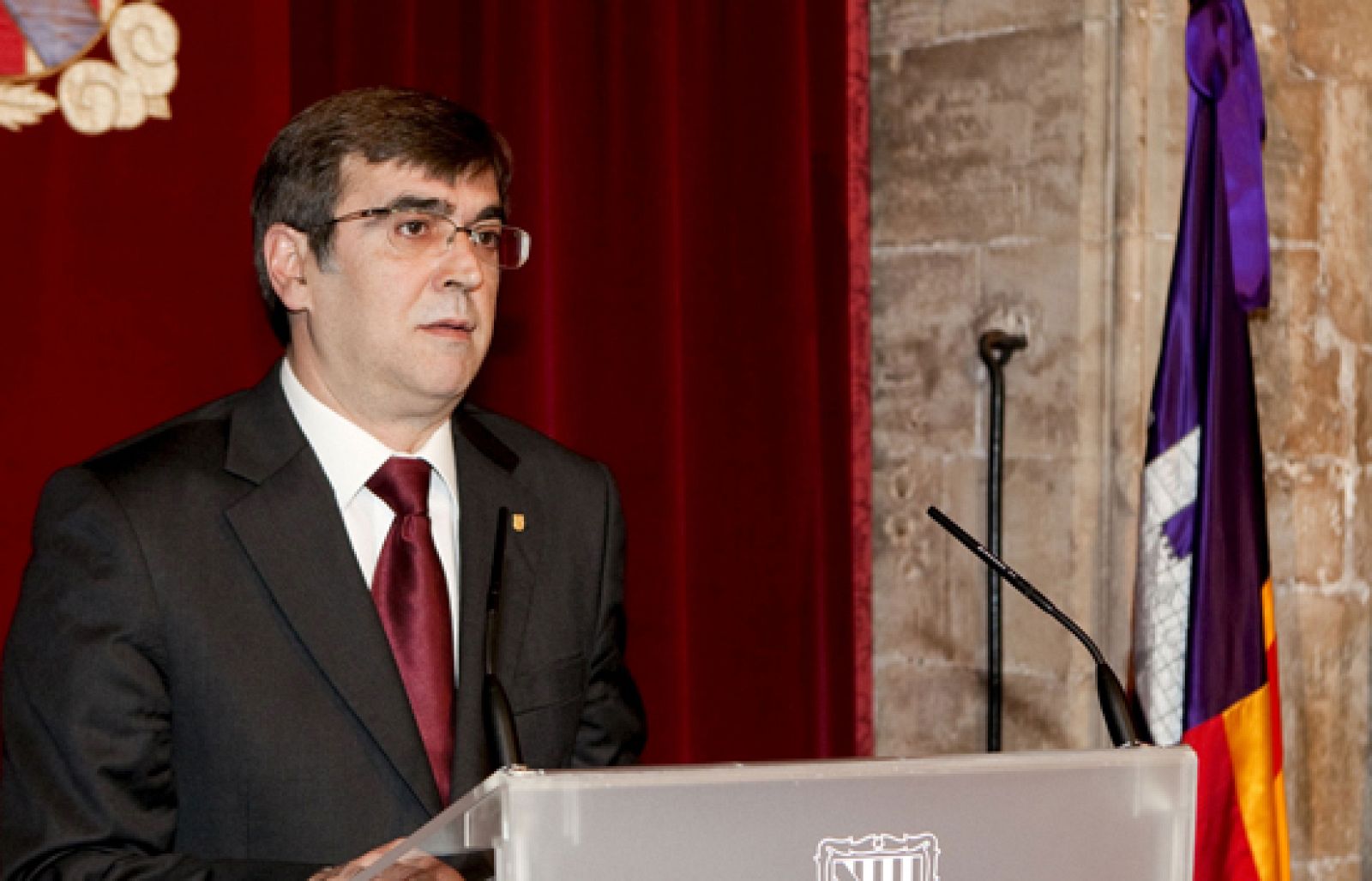 Dos de esas consejerías desaparecen como tales y se reduce a la mitad los altos cargos que tenían. El presidente Francesc Antich ha expresado su voluntad de agotar la legislatura.