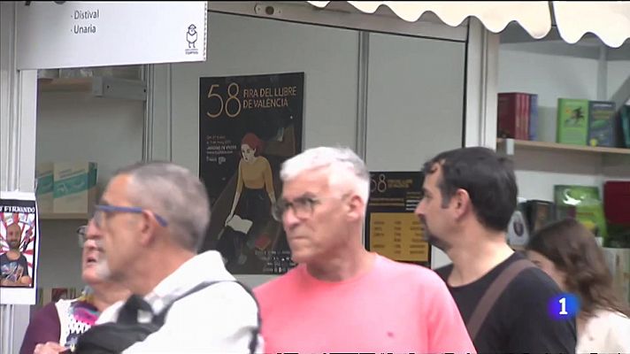 Milers de visitants s'acosten a la Fira del Llibre de València