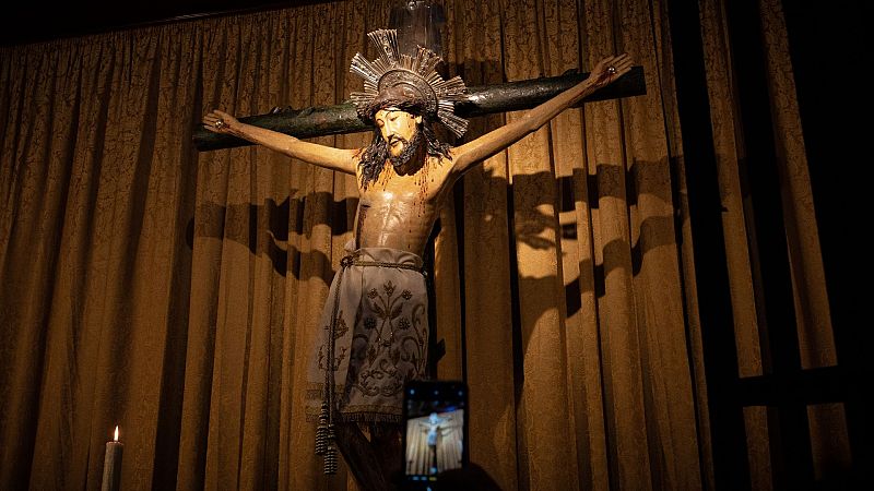 El Cristo de Lepanto no es negro: tenía ese color por acumulación de restos de hollín y suciedad - Ver ahora