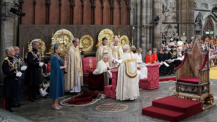 Carlos III jura como líder de la Iglesia Anglicana