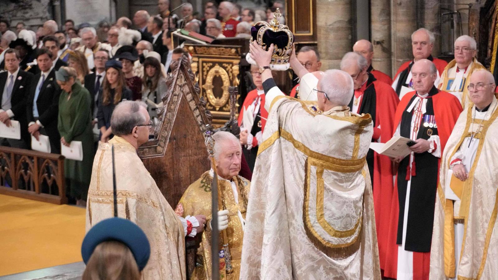 El arzobispo de Canterbury ciñe la corona de San Eduardo sobre la sienes de Carlos III de Reino Unido