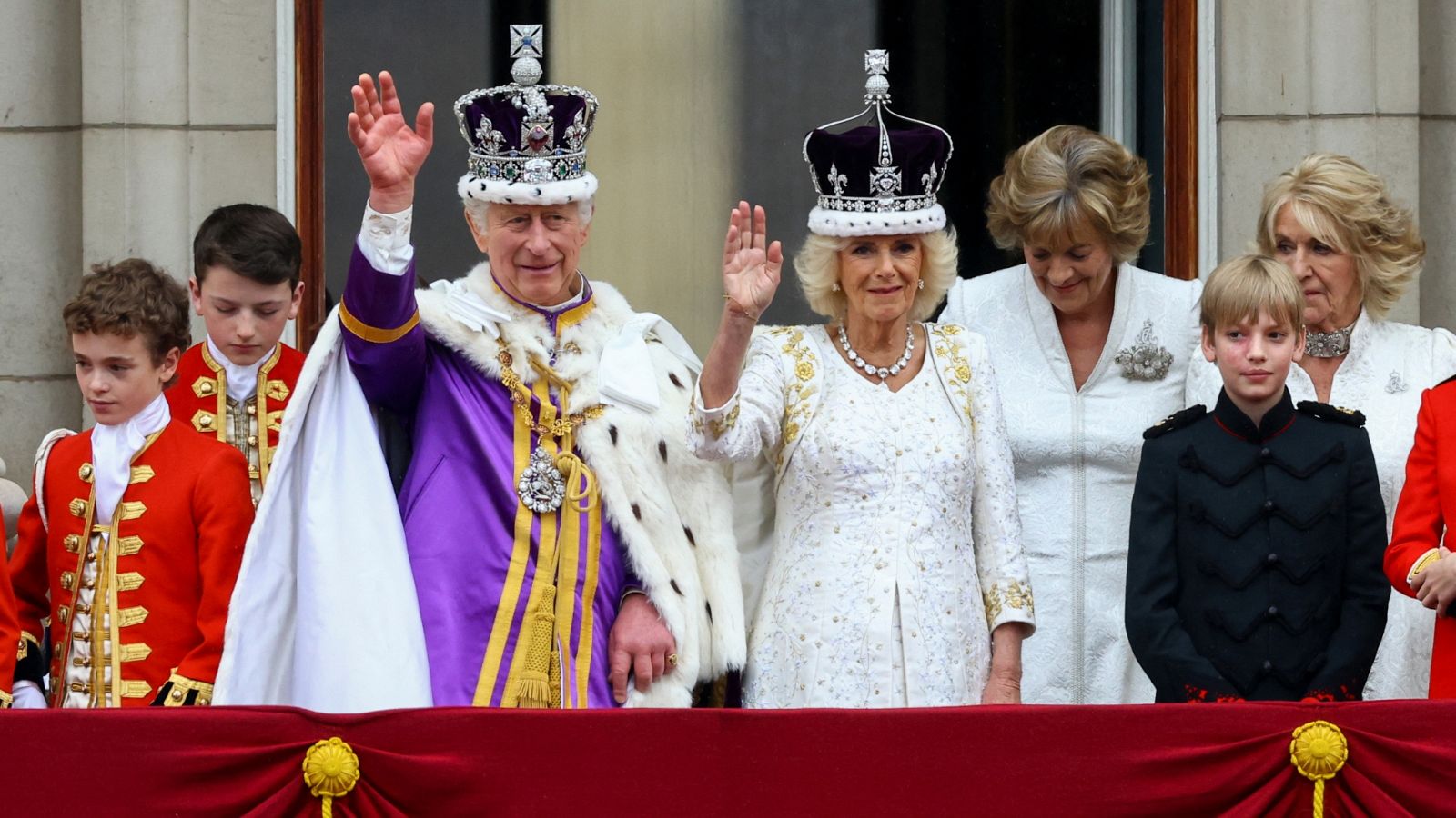 Saludo del rey Carlos III y Camila desde el balcón del Palacio de Buckingham