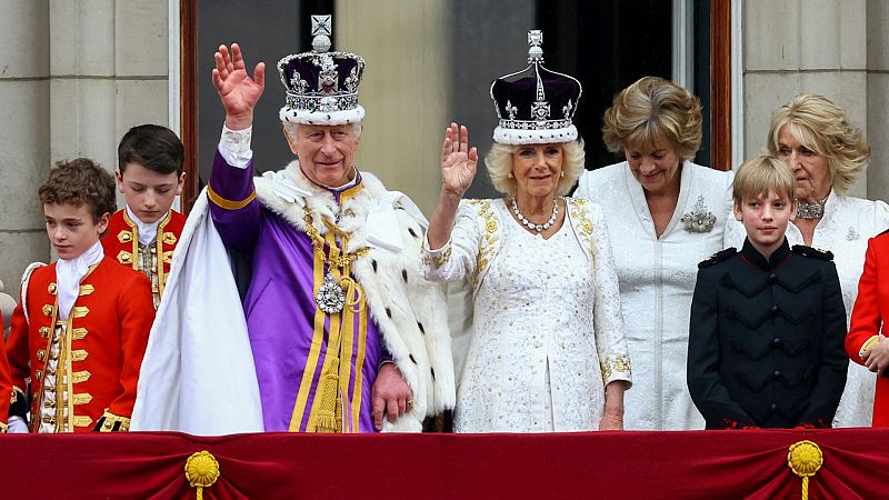 El rey Carlos III y Camila saludan a la multitud desde el balcón del Palacio de Buckingham