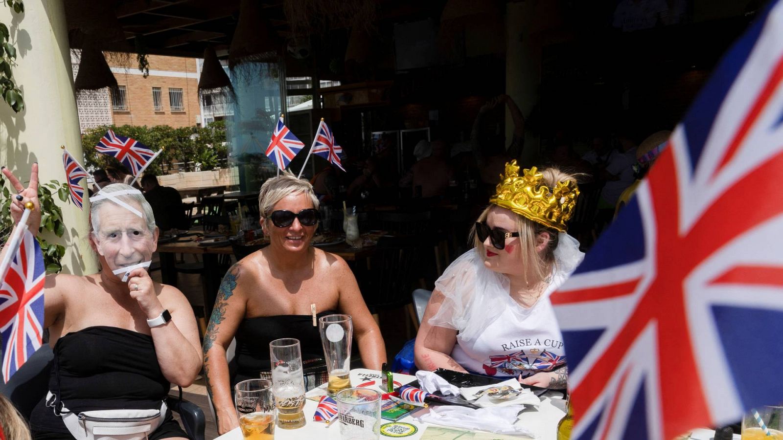 Residentes y turistas británicos en España celebran la coronación de Carlos III