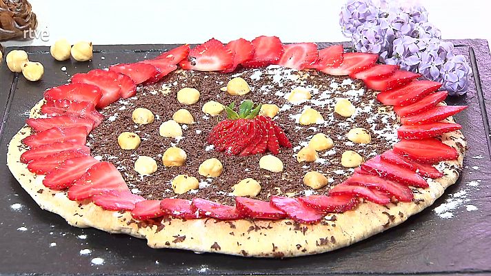 ¿Te atreves con una pizza dulce de chocolate y fresones?