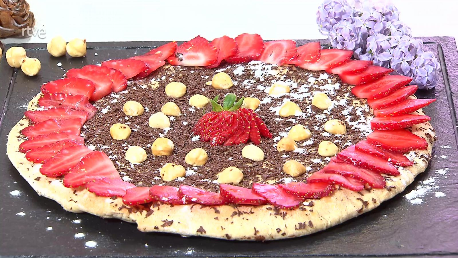 Receta de pizza dulce de chocolate y fresones del chef Sergio Fernández