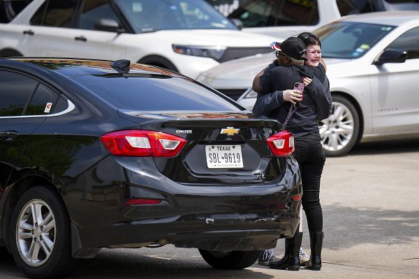 Telediario 1 - Mueren ocho personas en un tiroteo en un centro comercial a norte de Dallas, Estados Unidos