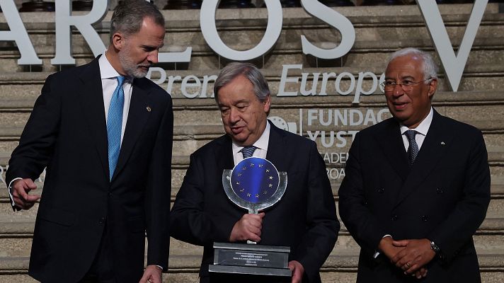 Telediario 1 - Guterres pide negociar la paz en Ucrania al recibir el premio Carlos V