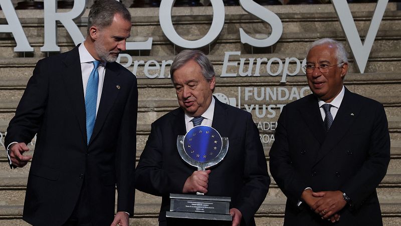 Guterres pide negociar la paz en Ucrania al recibir el premio Carlos V