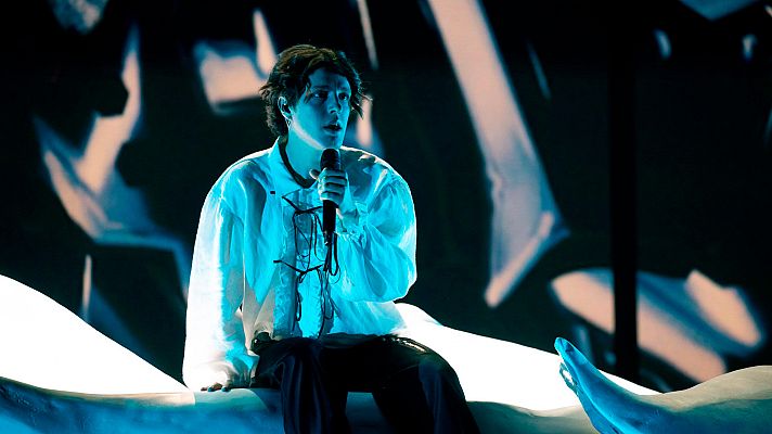 Eurovisión 2023 - Serbia: Luke Black canta \"Samo Mi Se Spava\" en la primera semifinal