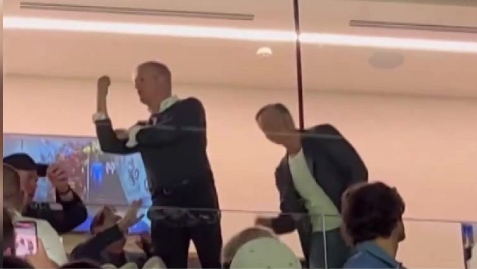 El padre  de Haaland, hace un corte de mangas a la afición madridista | Ver