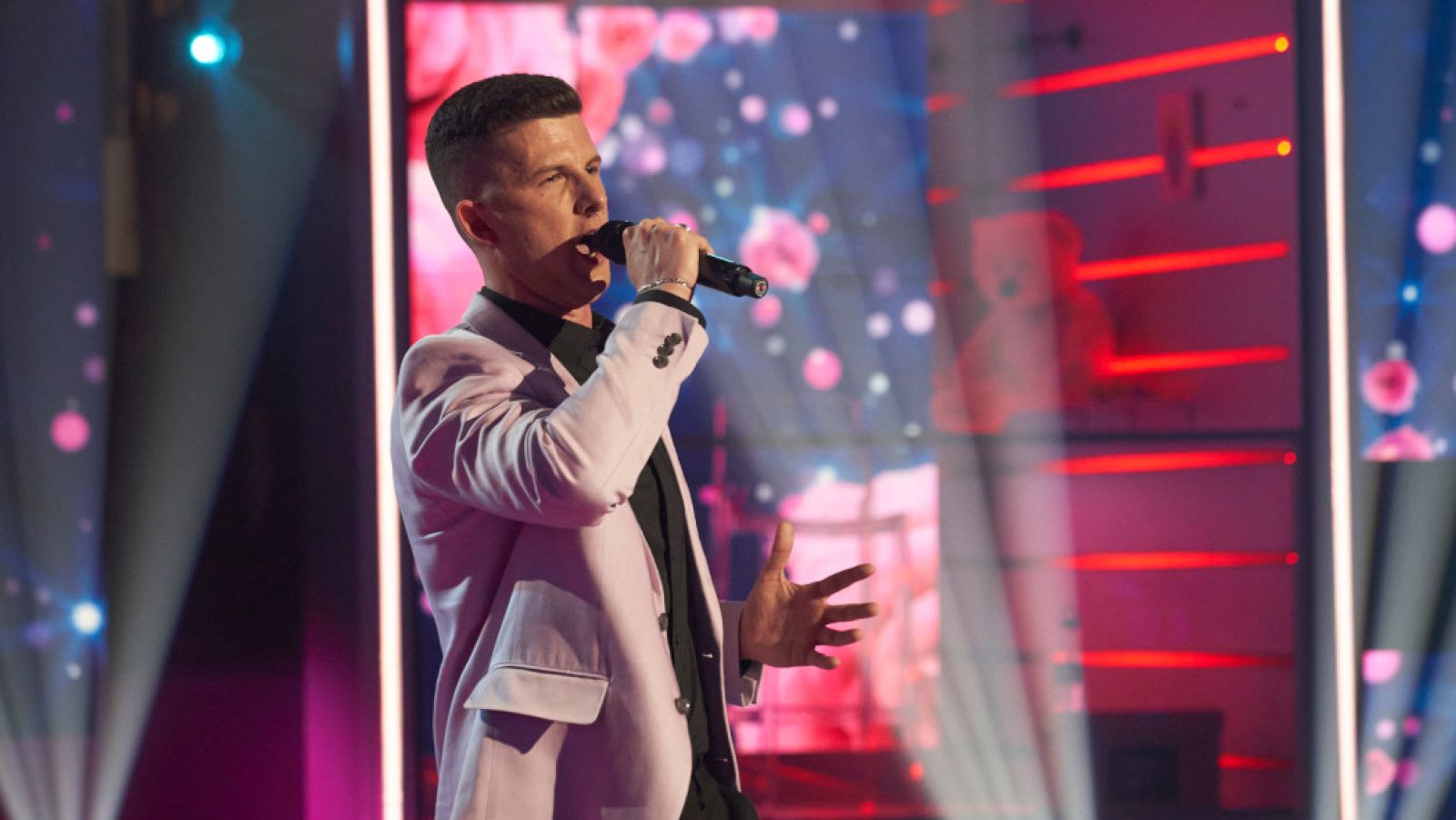 Jesús González canta 'Una rosa es una rosa'