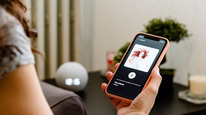 Telediario 2 - Clonar voces de cantantes, una aplicación de la IA que preocupa a la industria