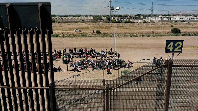 Migrantes se agolpan en la frontera con México ante el fin del Título 42 en EE.UU.