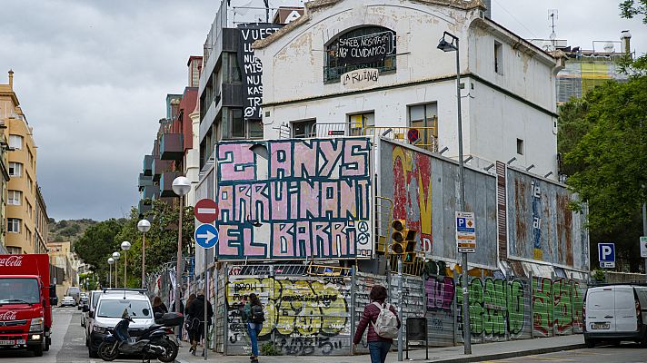 La okupación de dos edificicios en Bonanova inquieta a los vecinos             