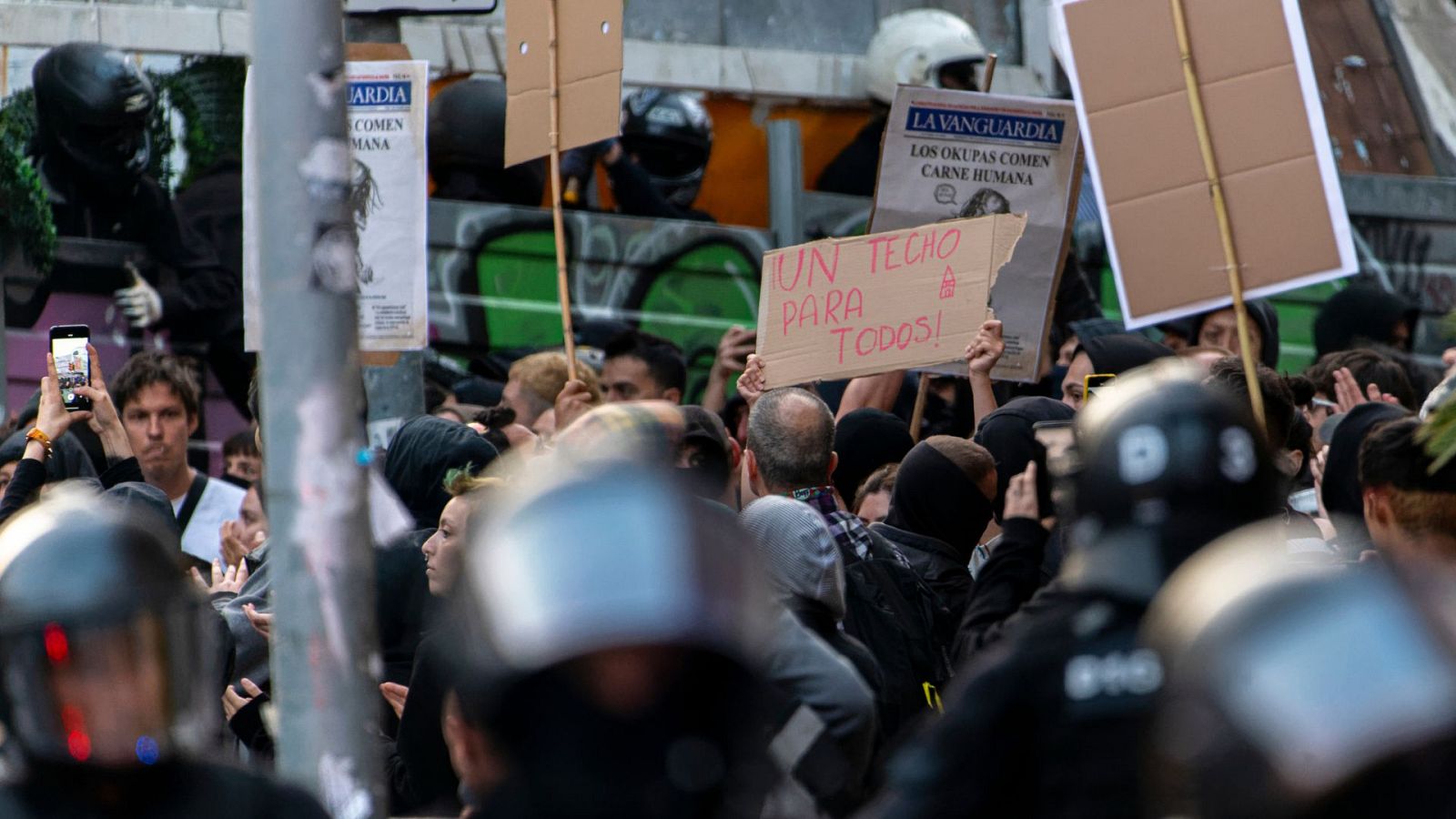Tensión entre manifestantes a favor de los ocupas y en contra en el barrio Bonanova de Barcelona - Ver ahora