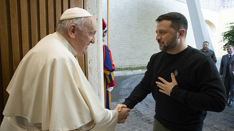 Zelenski le pide al papa que apoye su plan de "paz justa" para Ucrania