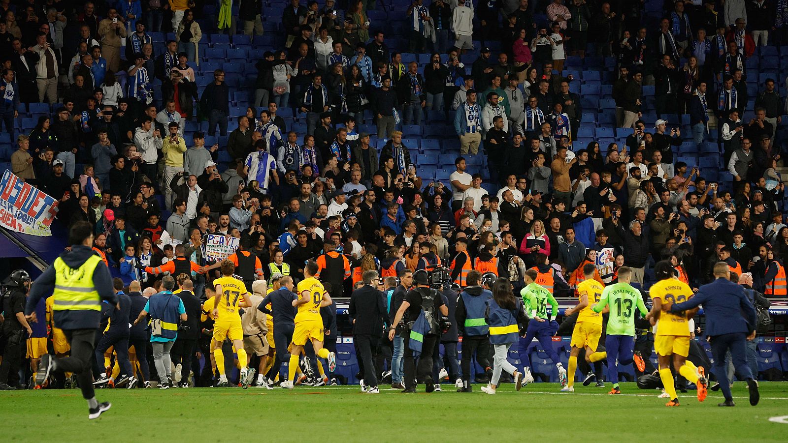 Aficionados del Espanyol el campo impidiendo celebración del