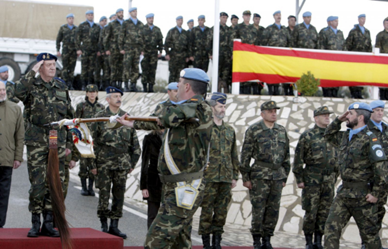 El Rey ha reconocido hoy en El Líbano la misión de las tropas españolas en el exterior