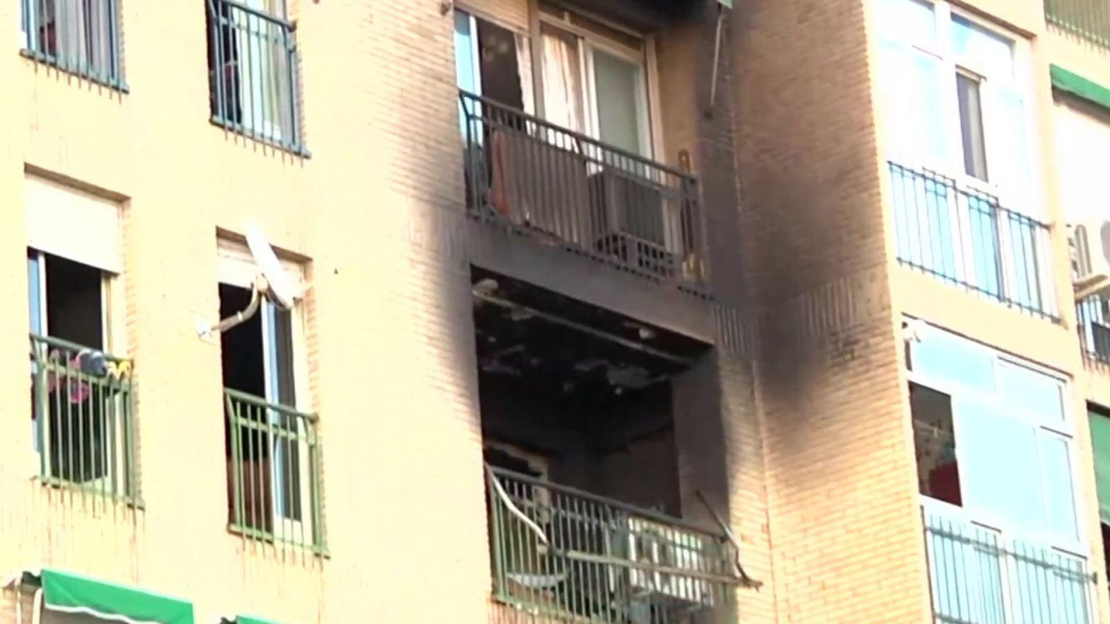 Muere un niño de seis años en un incendio en Granada, su madre permanece hospitalizada, herida grave - Ver ahora