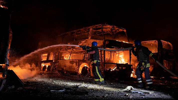Rusia bombardea Kiev tras la gira europea de Zelenski