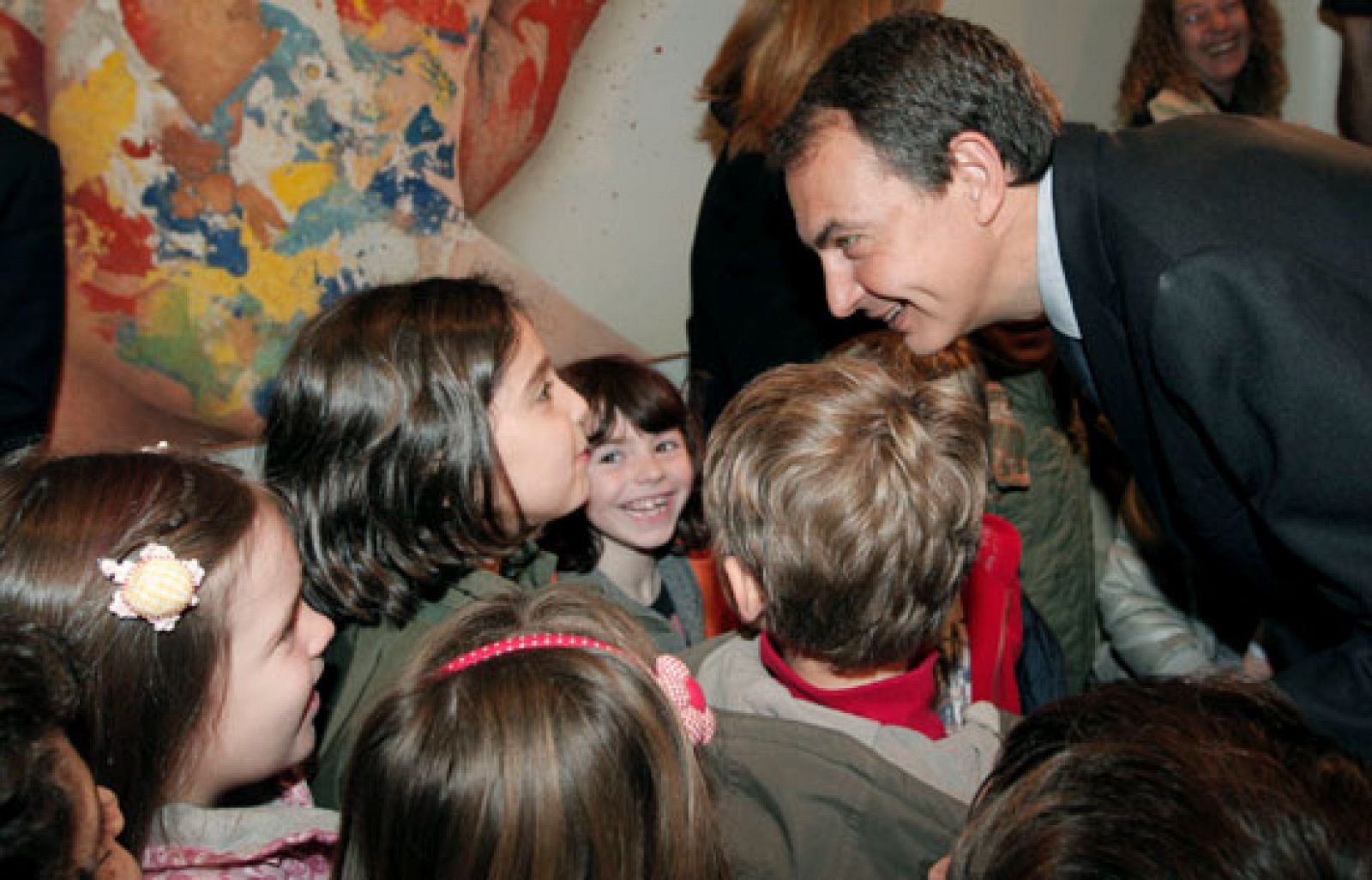 Un grupo de niños de visita en el Senado se encuentra con el presidente del Gobierno